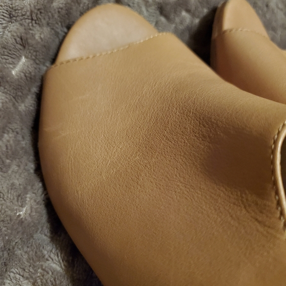 Shoe - Picture 2 of 10